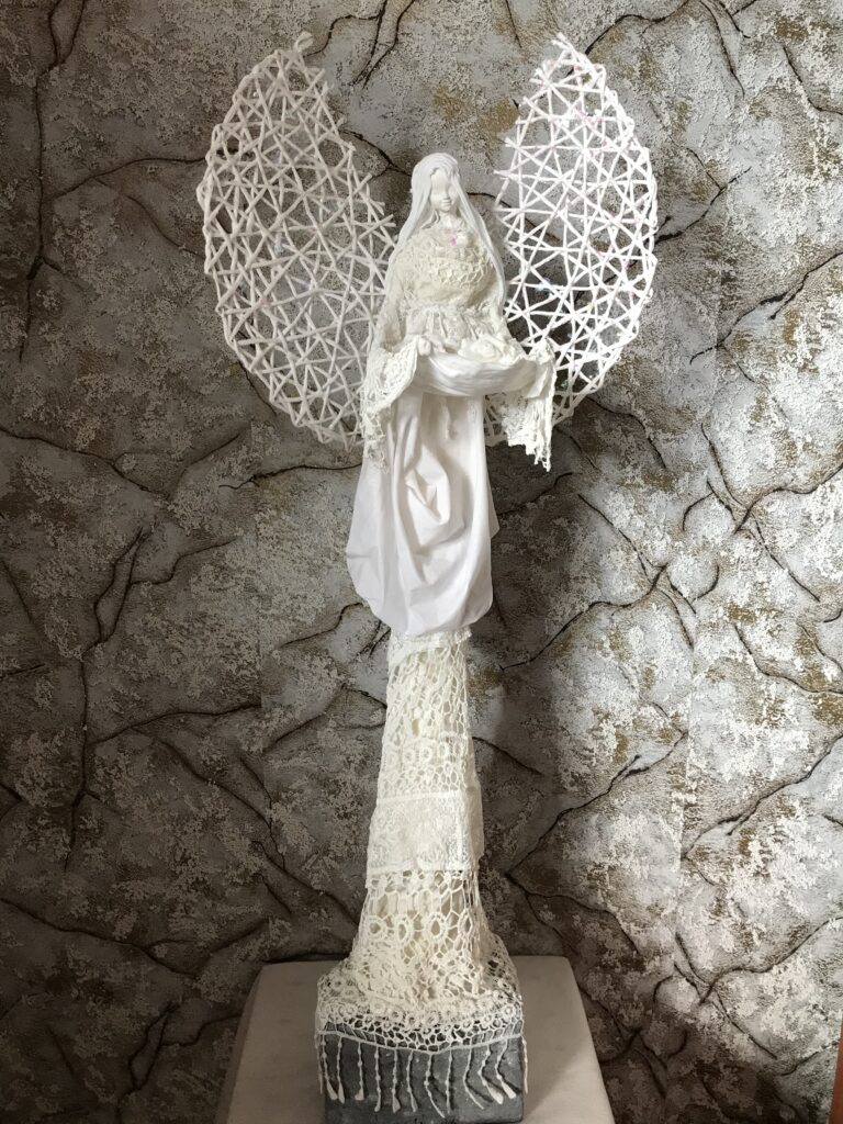 Socha anjel v šatách – biela