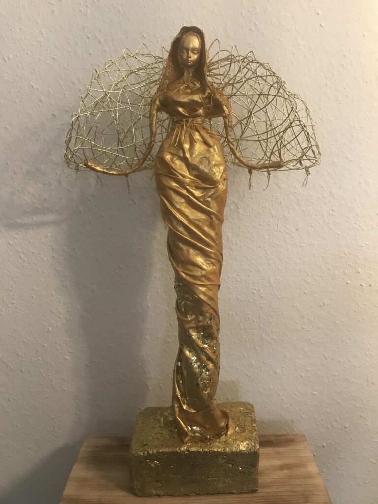 Fotka anjel s jemnými krídlami – zlatá