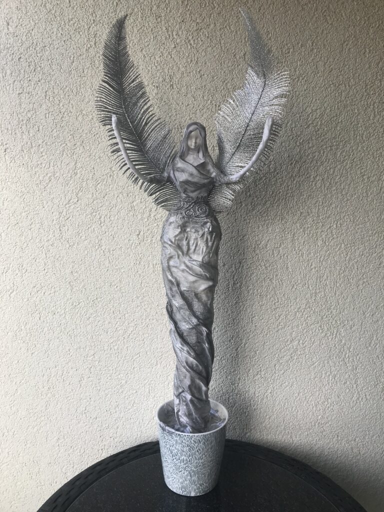 Socha anjel s perovými krídlami – sivá