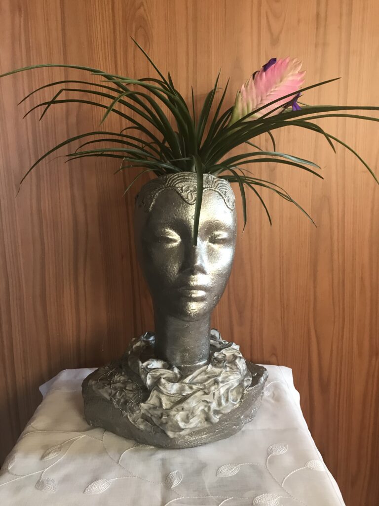 Socha hlava s črepníkom – strieborná