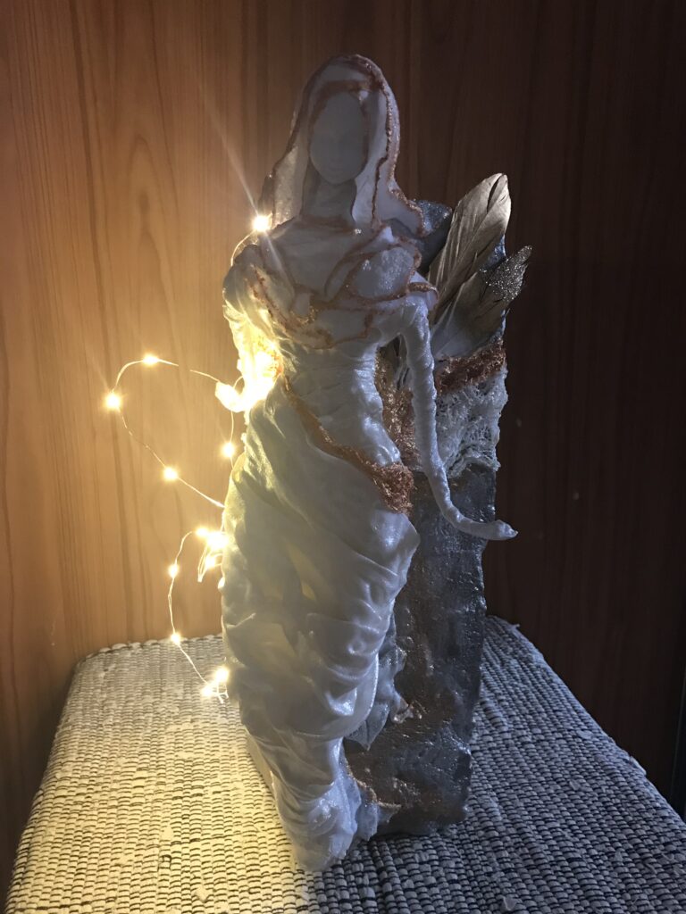 Socha svietiaci anjel – biela