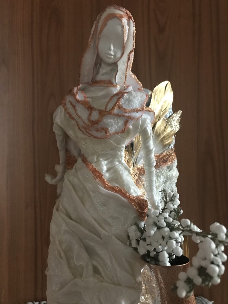 Socha anjel so sviecou a džbánom – biela