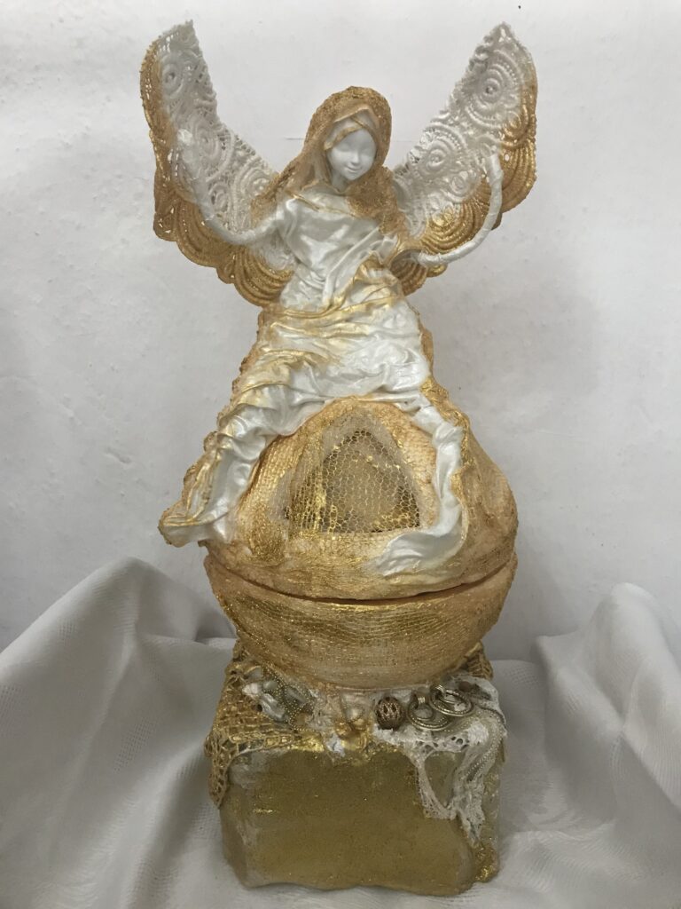 Socha anjel sediaci na guli – zlatá