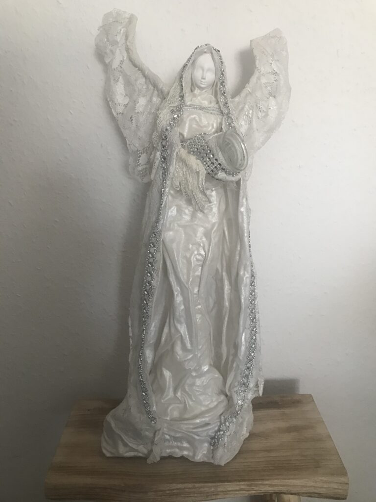 Socha anjel s nádobou – biela