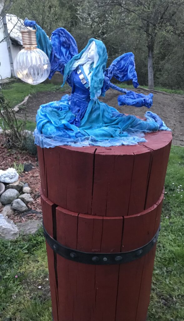 Socha sediaci anjel so žiarovkou – modrá