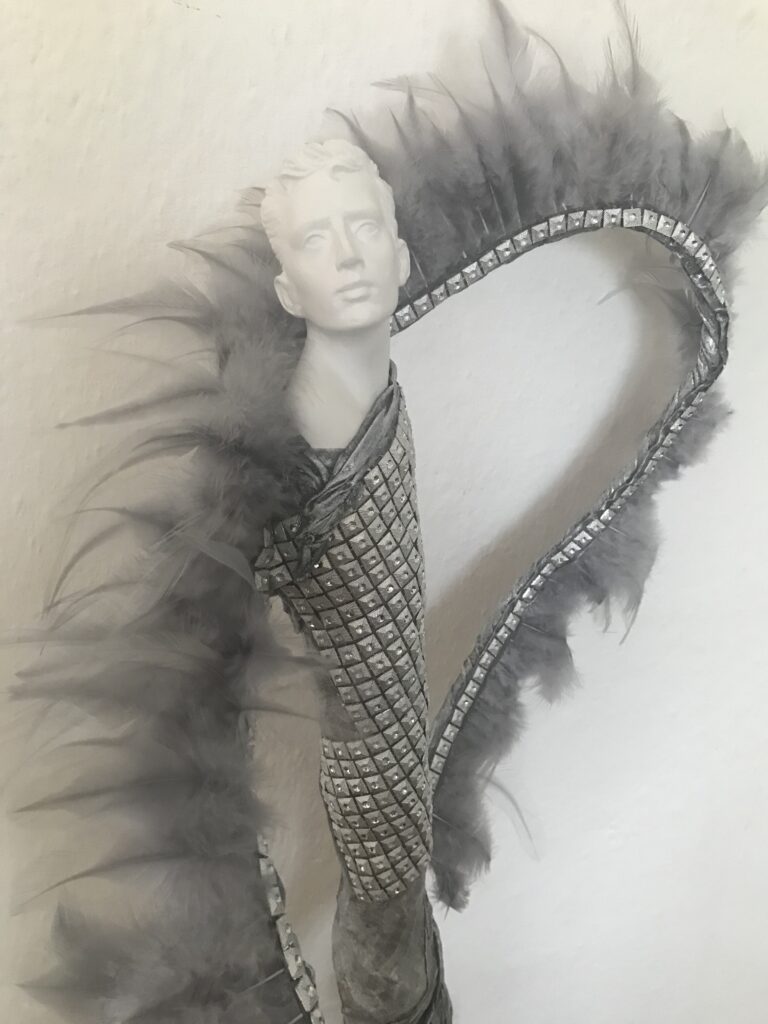 Socha muž s krídlom – sivá