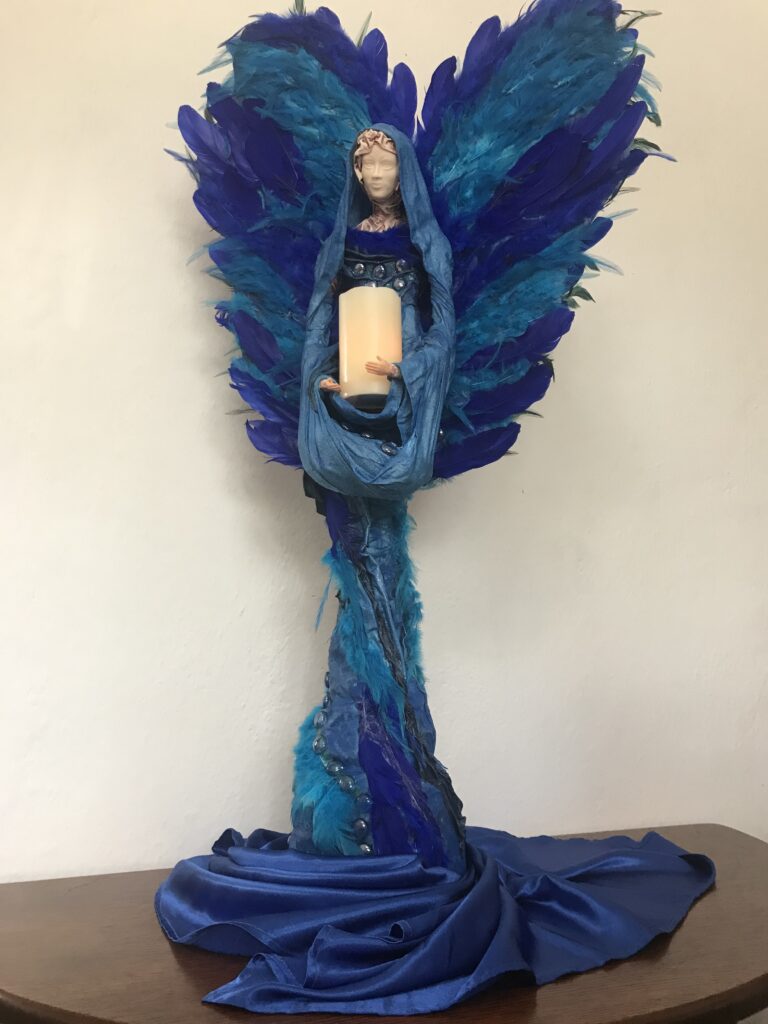 Socha anjel so sviecou – modrá