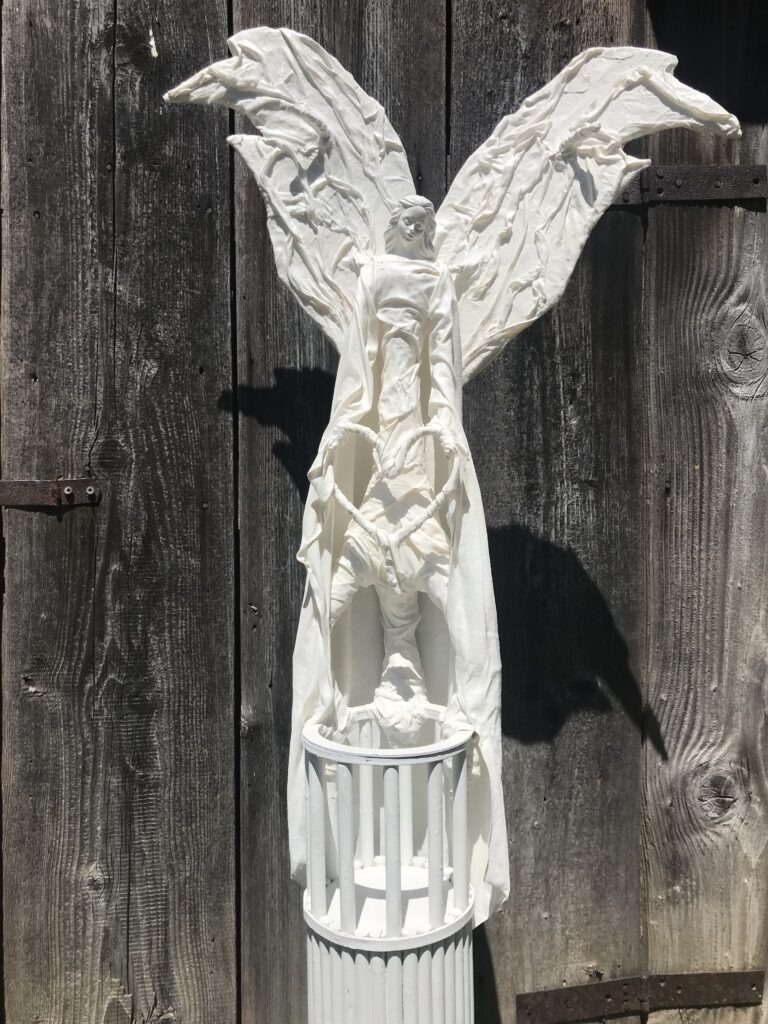 Socha anjel na veži – biela