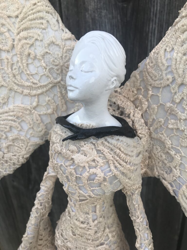 Socha anjel v šatách – krémová