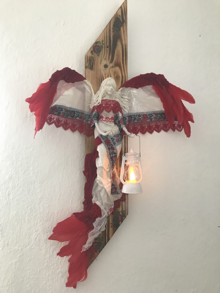 Dekorácia kríž s anjelom a lampášom – červená