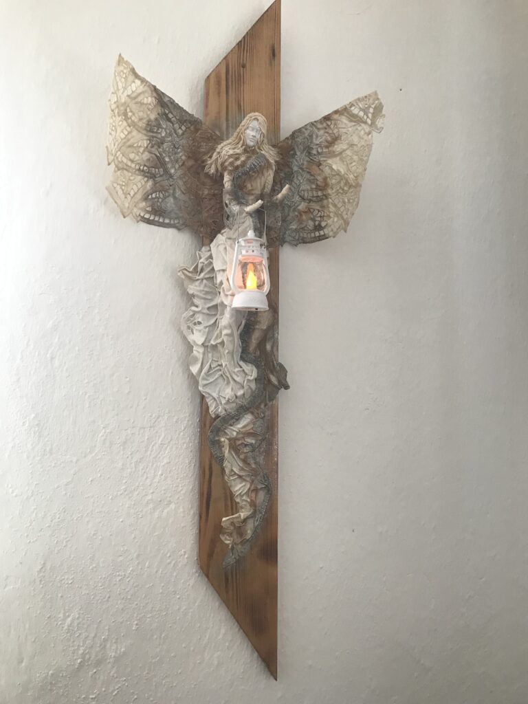 Dekorácia kríž s anjelom a lampášom – krémová sivá