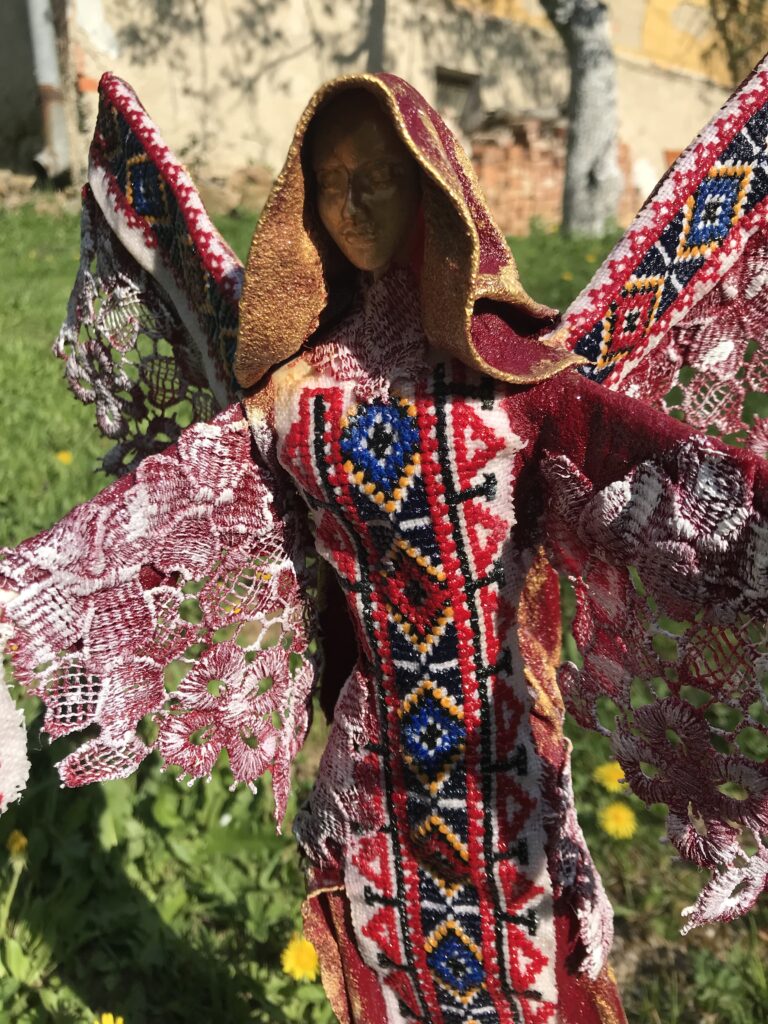 Socha anjel v tradičných šatách – červená