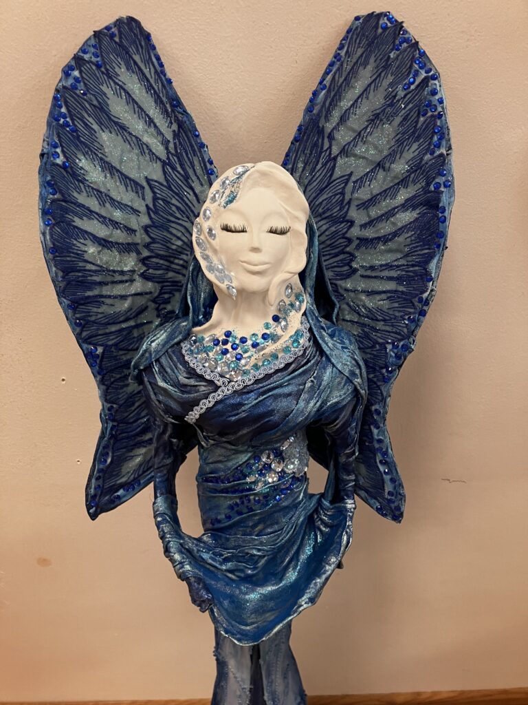 Socha vodný anjel s lampášom – modrá