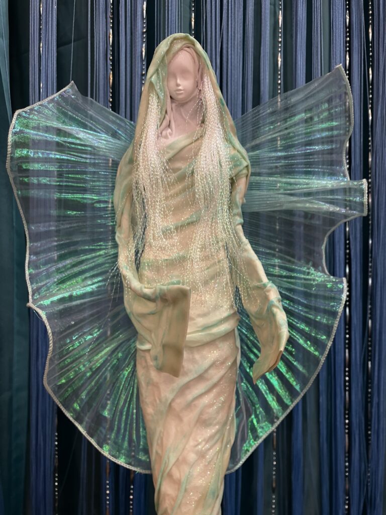 Socha anjel s vlnami v krídlach