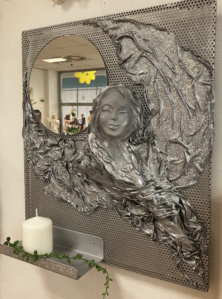 Anjel v striebre so zrkadlom a poličkou