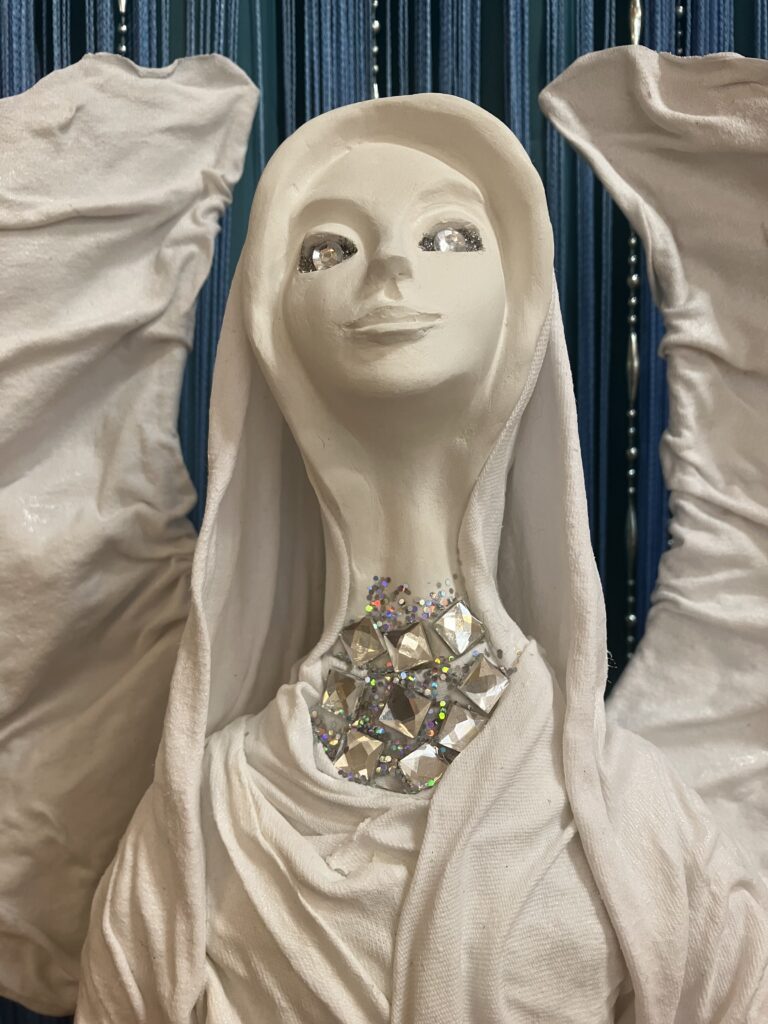 Vysoký biely anjel so srdcom