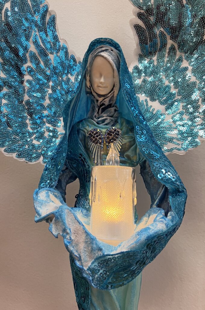 Tyrkysový anjel so šperkom