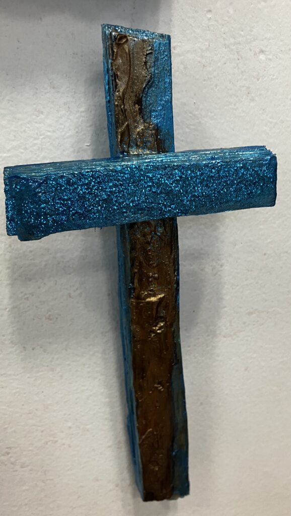 Kríž tyrkysovo medený s kôrou