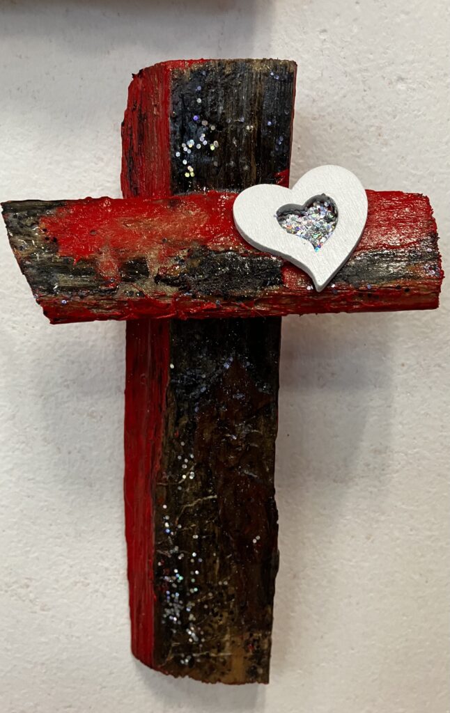 Drevený kríź s kôrou a srdiečkom❤️