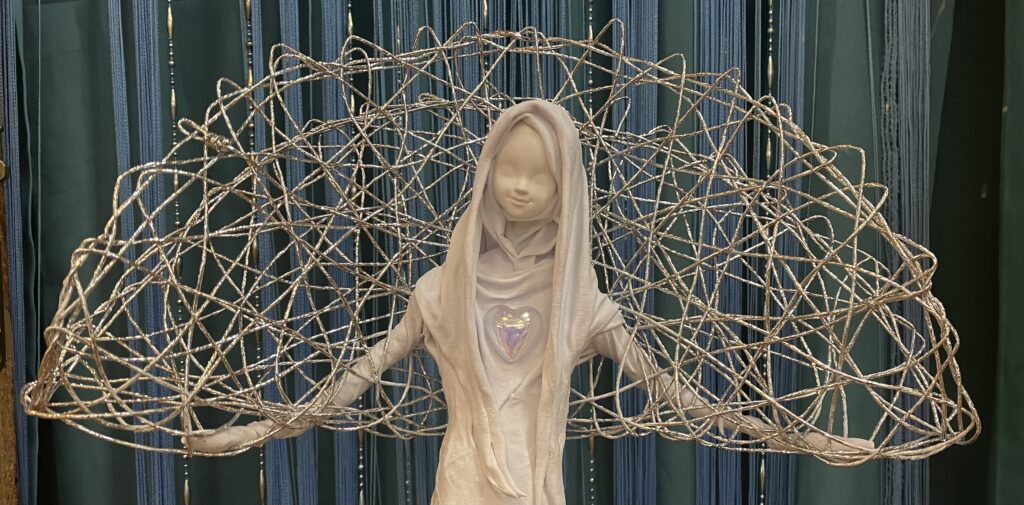 Anjel s atypickými kridlami a srdiečkom