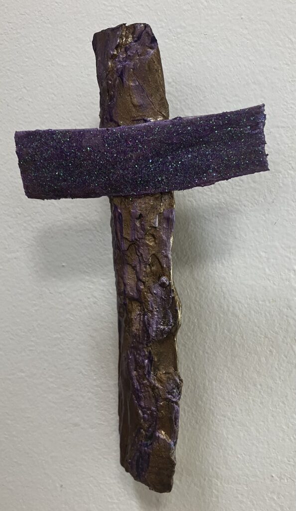 Drevený kríž fialový