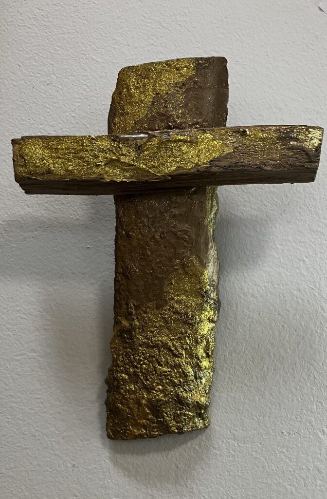 Drevený kríž zlatý