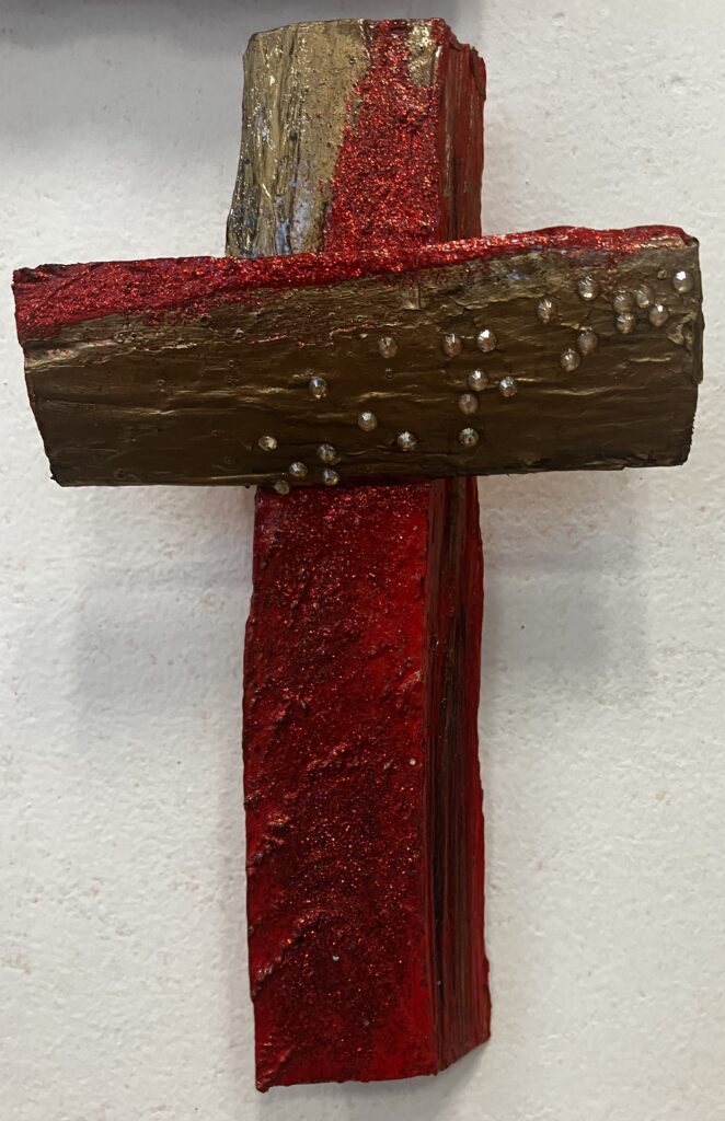 Kríž červený s kôrou a kamienkami