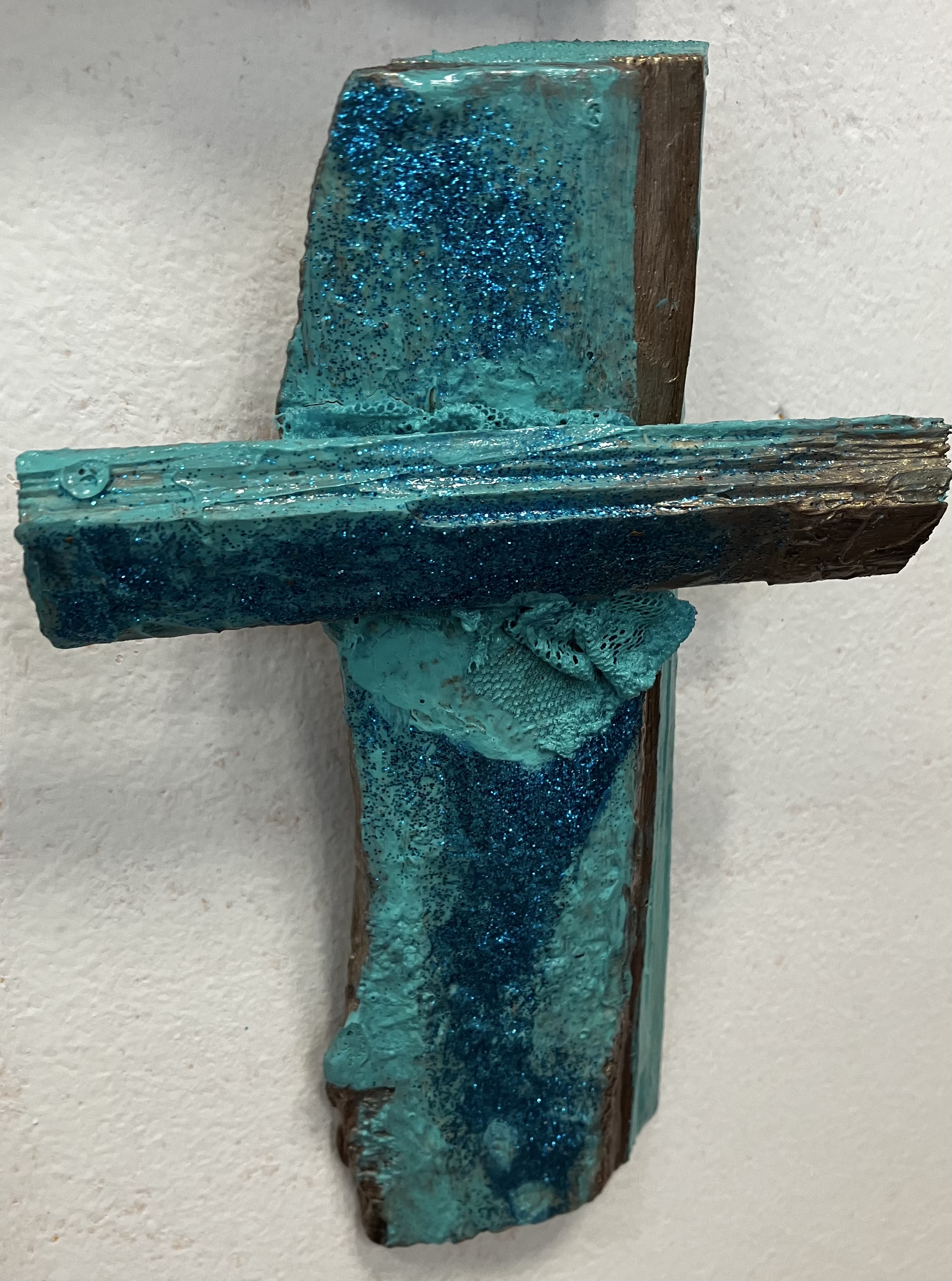 Kríž s ozdobenou krajkou -tyrkys