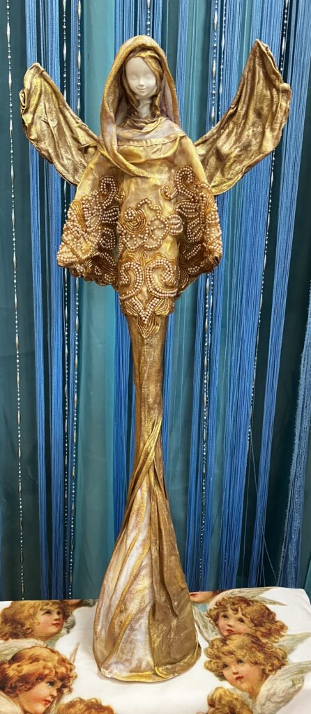 Anjel v  krásnom perličkovom  odeve