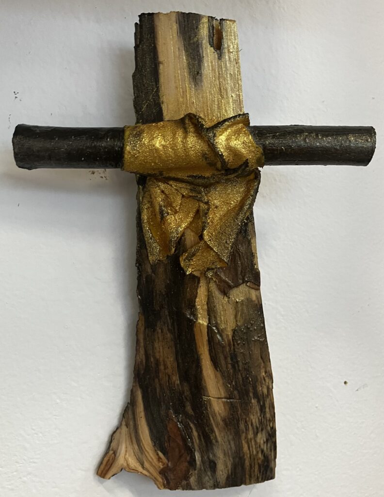 Kríž so zlatou látkou s prírodnou kresbou dreva