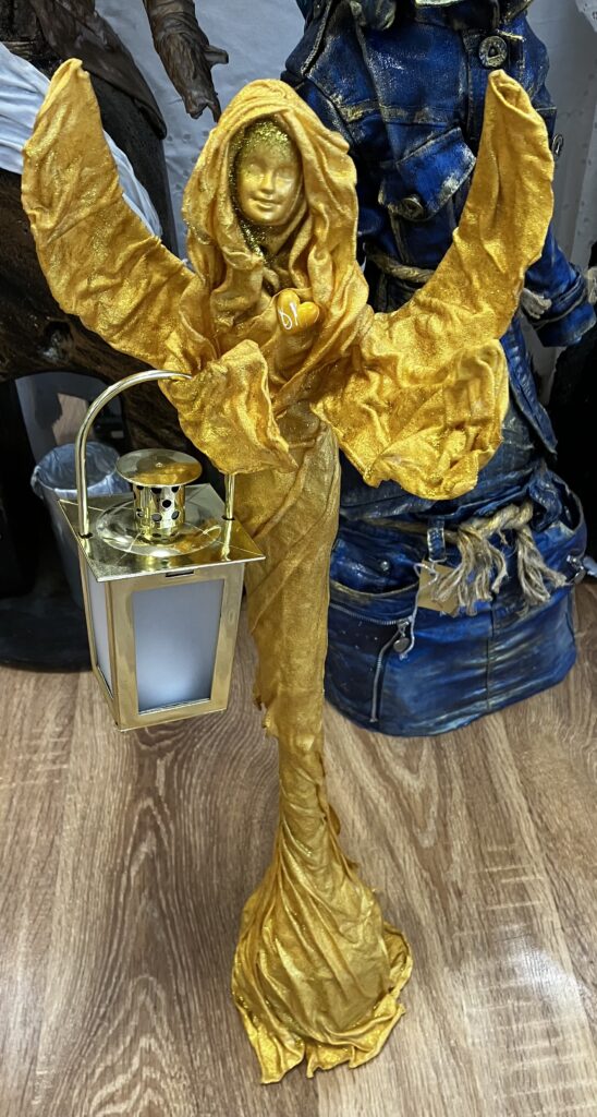 Anjel v zlate so srdiečkom👌🏼