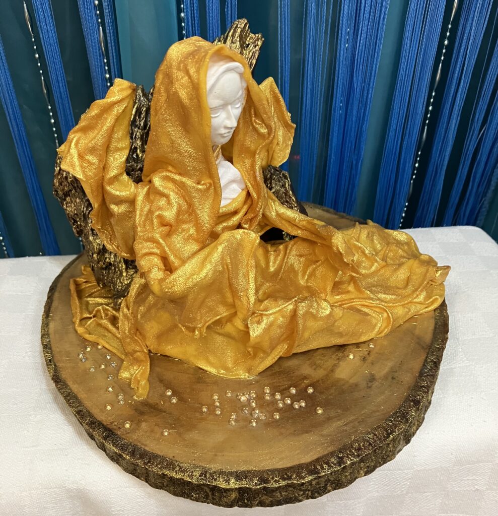 Zlatý anjel na drevenom podstavci so samorastom