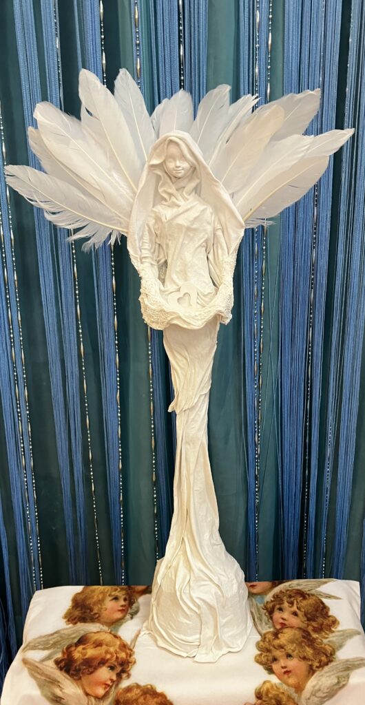 Anjel biele pierko so srdiečkom