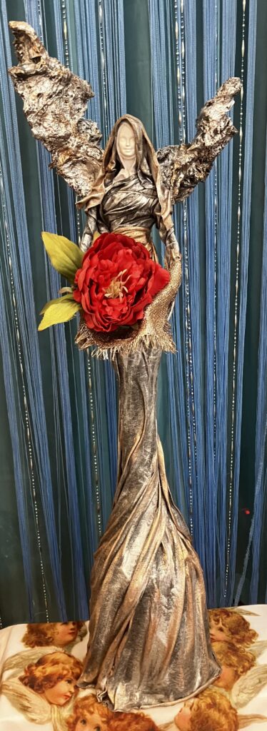 Anjel so samorastovými krídlami