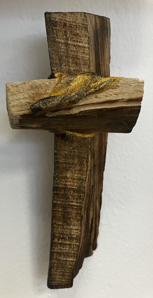 Atypický kríž so zlatou látkou a prírodnou kresbou dreva👼🏼
