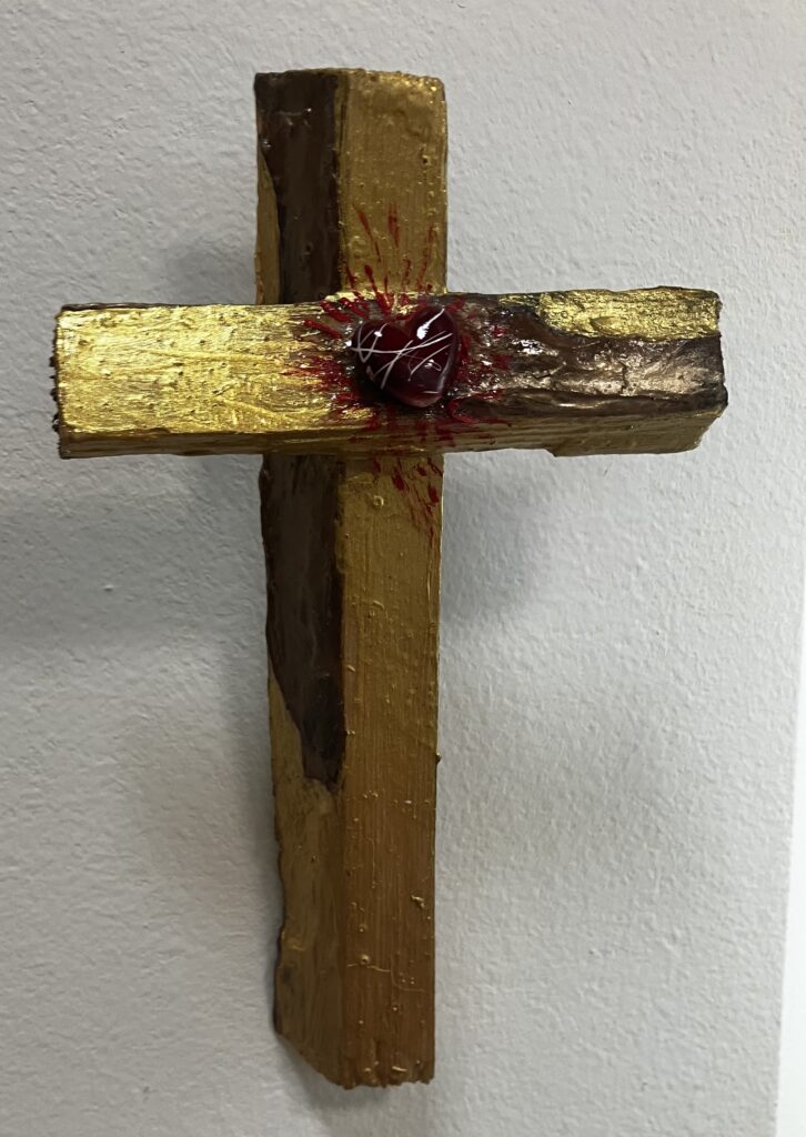 Drevený kríž s krvácajúcim srdiečkom