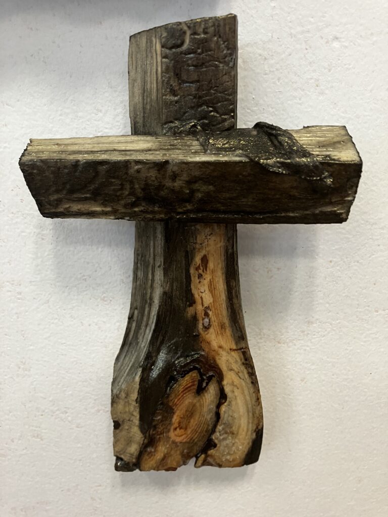 Kríž Atypický s prírodnou kresbou dreva