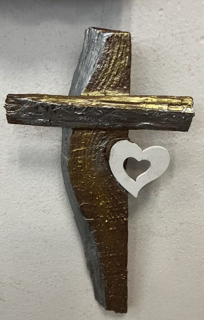 Kríž Atypický striebro- bronz so srdiečkom