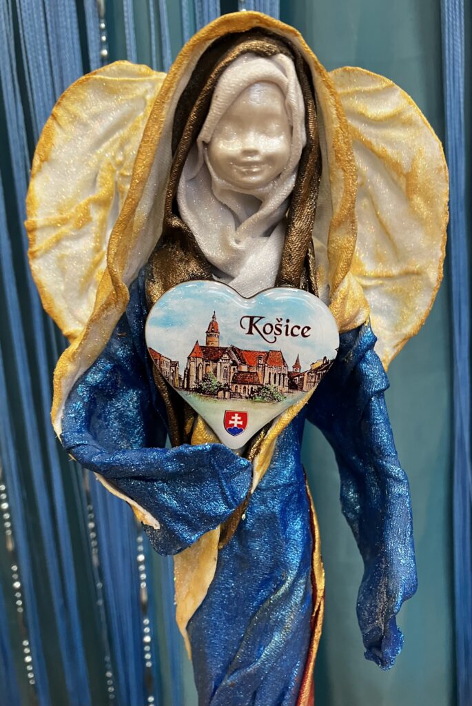 Anjel mesta vo farbách krajiny