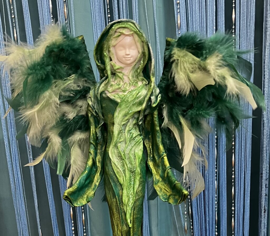 Anjel v zelenom s dvojfarebnými krídlami