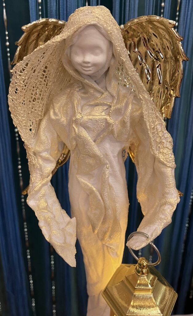 Anjel zlaté krídla a lem šiat