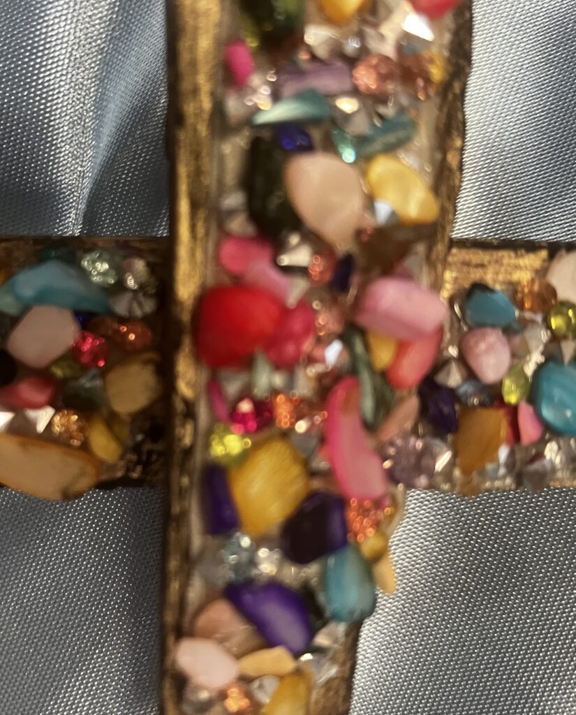 Kríž s farebnými kamienkami